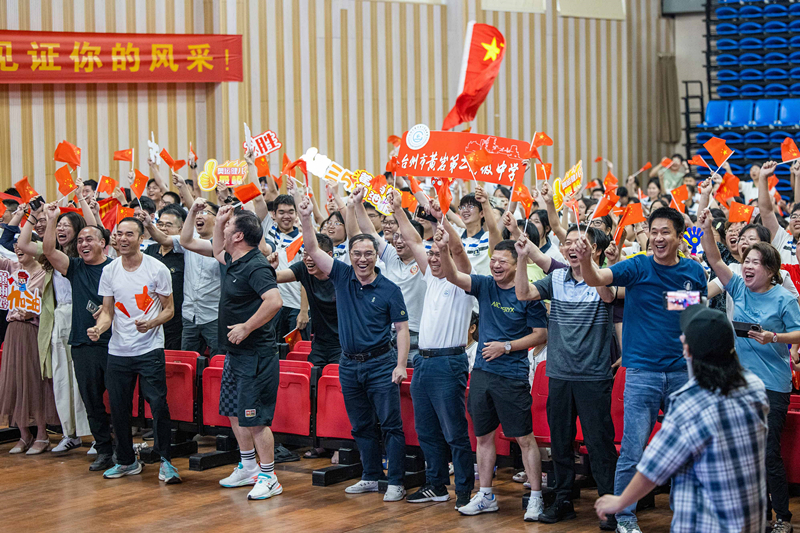 北京時(shí)間7月27日，2024年巴黎奧運(yùn)會(huì)首個(gè)比賽日，在射擊10米氣步槍混合團(tuán)體比賽中，中國(guó)選手黃雨婷/盛李豪獲得金牌。圖為黃雨婷的母校師生們通過(guò)收看奧運(yùn)直播的方式為她加油助威。