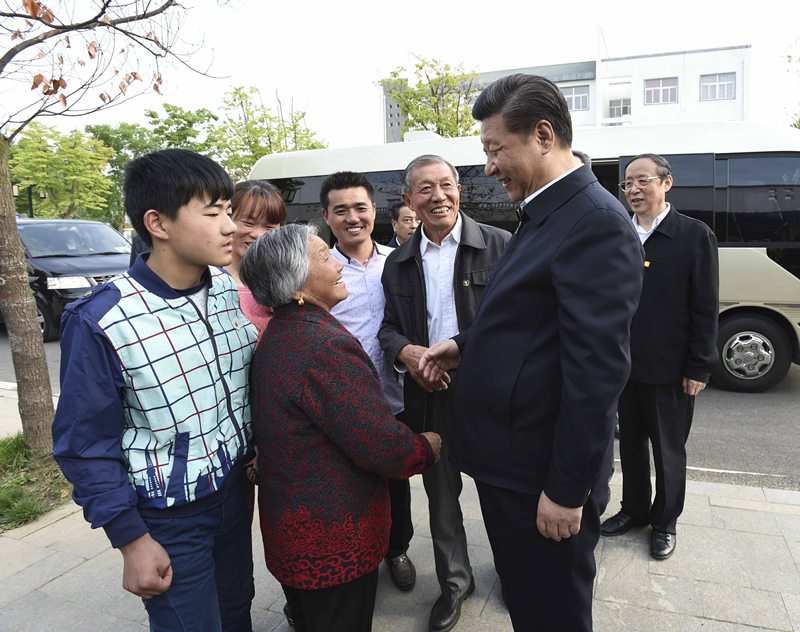 2016年4月25日，習(xí)近平在安徽省滁州市鳳陽縣小崗村看望當(dāng)年大包干帶頭人嚴(yán)金昌（右三）一家。