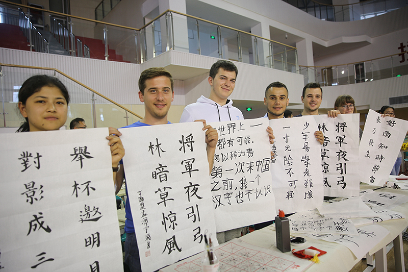 2017年6月5日，來自青島大學(xué)和中國石油大學(xué)（華東）的外國留學(xué)生在展示剛剛現(xiàn)場完成的書法作品。