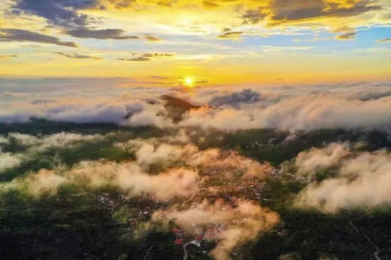 圖為云霧繚繞的軍營(yíng)村，群山盡翠，紅瓦掩映。廈門市委宣傳部供圖