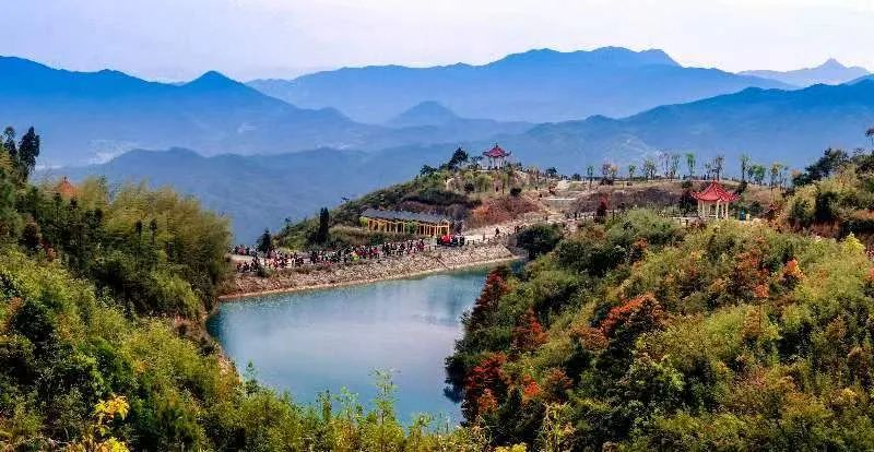 圖為游客們到軍營(yíng)村七彩池欣賞美景。廈門市委宣傳部供圖