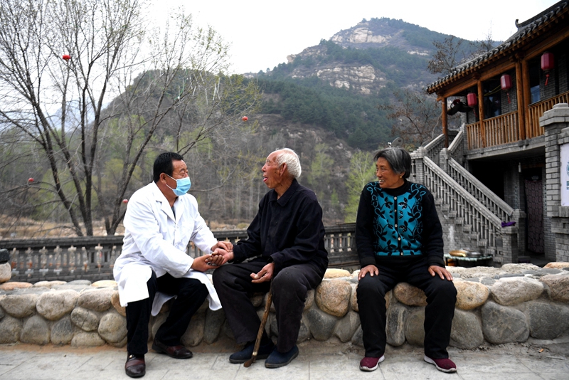 2020年4月15日，在河北阜平縣龍泉關鎮(zhèn)駱駝灣村，村醫(yī)霍建國為村民把脈。
