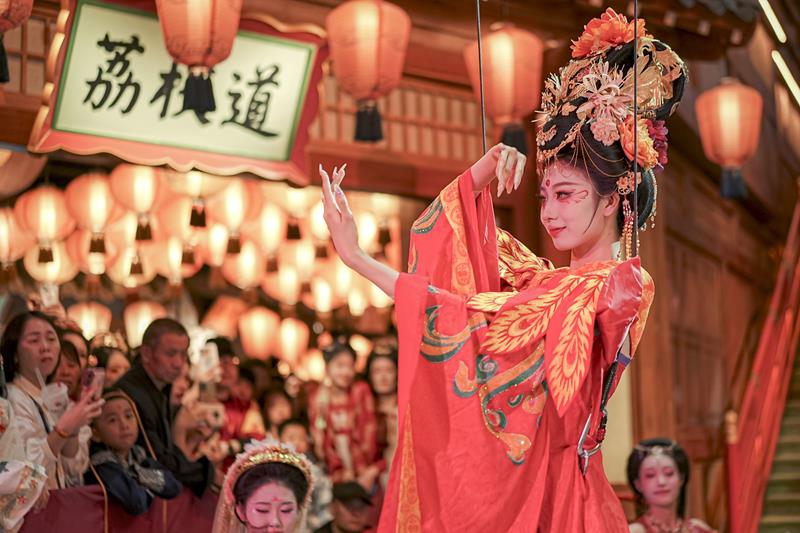 △2024年10月2日，陜西省西安市長(zhǎng)安十二時(shí)辰主題街區(qū)的“唐潮”系列沉浸式表演。