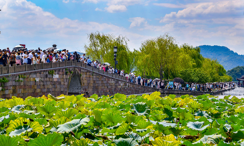 2024年10月4日，杭州西湖景區(qū)迎來(lái)國(guó)慶假期旅游高峰。