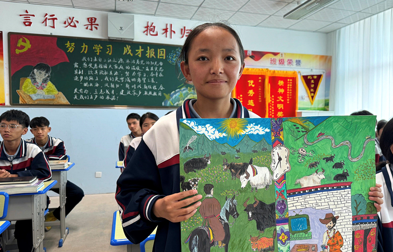 果洛西寧民族中學(xué)學(xué)生尼東拉毛在主題思政課上展示表現(xiàn)現(xiàn)代化家鄉(xiāng)的作品。