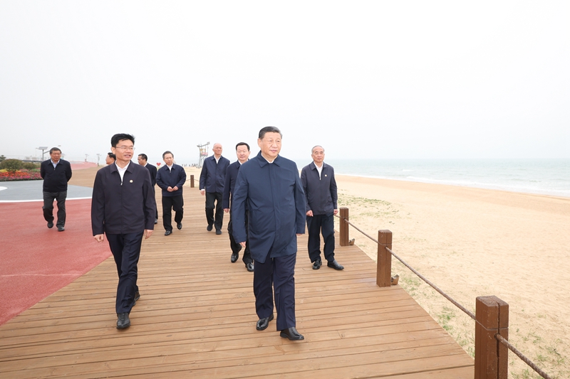2024年5月22日，習(xí)近平總書記在山東日照陽光海岸綠道考察。