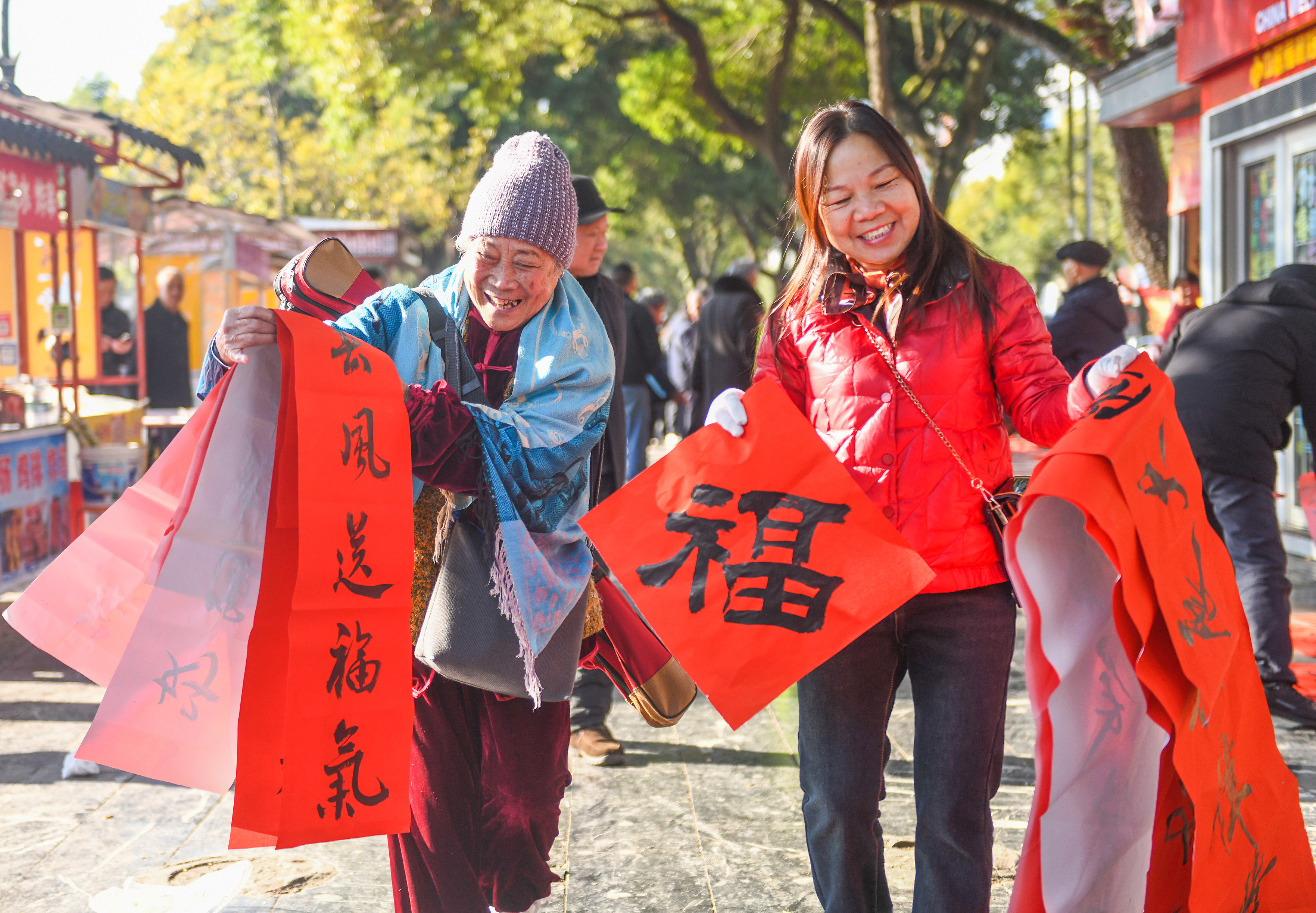 2025年1月13日，在湖南省永州市道縣西洲公園義工崗?fù)ぃ忻駛冾I(lǐng)到了書法志愿者為大家書寫的春聯(lián)。