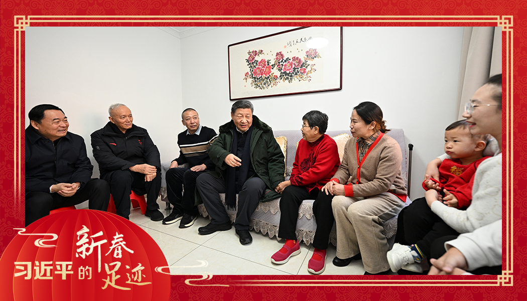 2025年1月23日，農(nóng)歷新年前夕，習(xí)近平總書(shū)記在遼寧沈陽(yáng)大東區(qū)長(zhǎng)安街道長(zhǎng)安小區(qū)考察時(shí)，走進(jìn)居民郎素蘭家中看望。