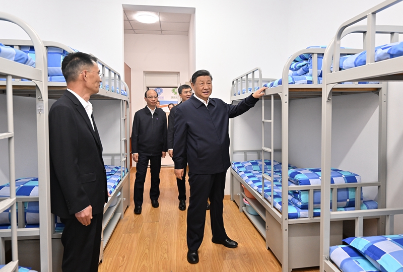 2024年6月18日下午，習近平總書記在青海果洛西寧民族中學宿舍樓察看學生住宿條件。