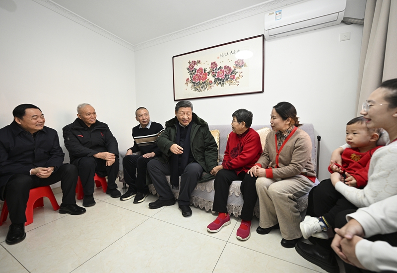 2025年1月23日上午，習近平總書記在遼寧沈陽大東區(qū)長安街道長安小區(qū)考察時，走進居民郎素蘭家中看望。