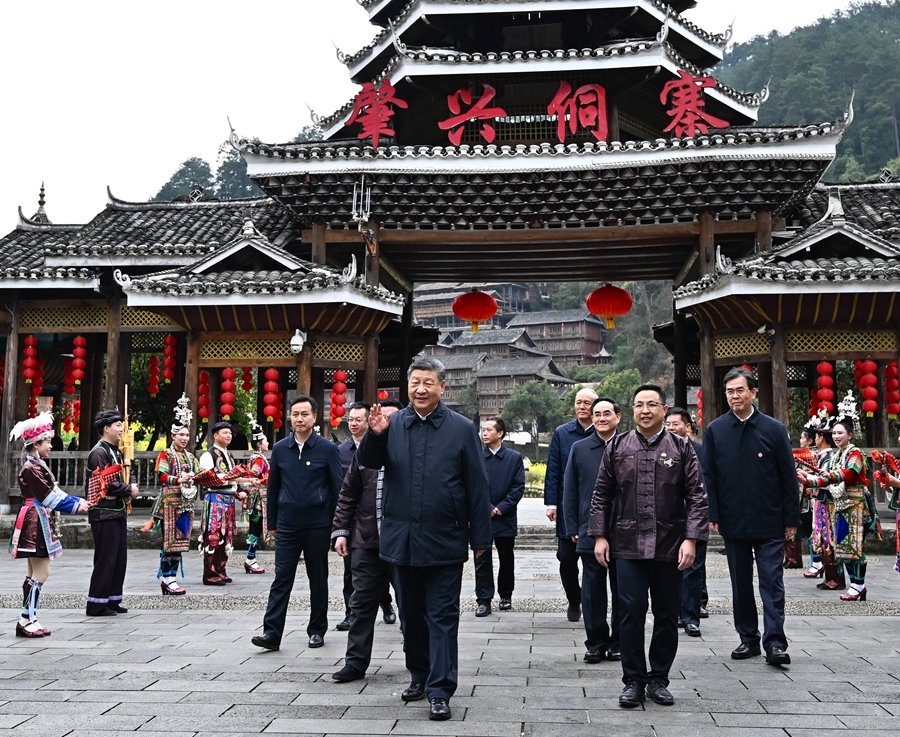 2025年3月17日下午，習(xí)近平在黔東南州黎平縣肇興侗寨考察時(shí)，在寨門口向身著民族盛裝歡迎的村民揮手致意。新華社記者 燕雁 攝