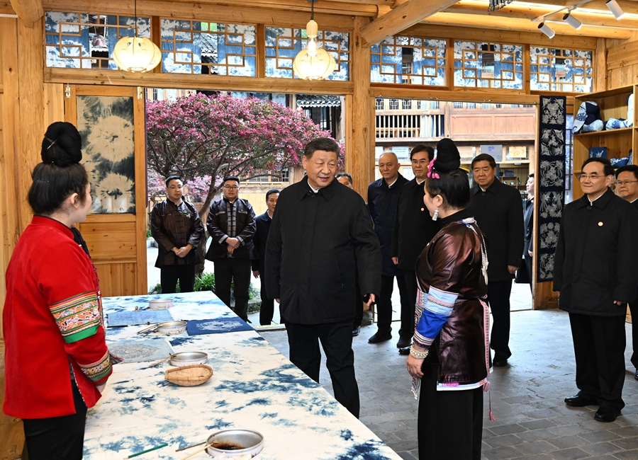 2025年3月17日下午，習(xí)近平在黔東南州黎平縣肇興侗寨侗鄉(xiāng)特色產(chǎn)業(yè)基地考察。新華社記者 謝環(huán)馳 攝