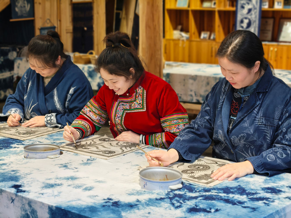 2025年3月14日，村民在肇興侗寨內(nèi)制作蠟染。圖片來源：新華社