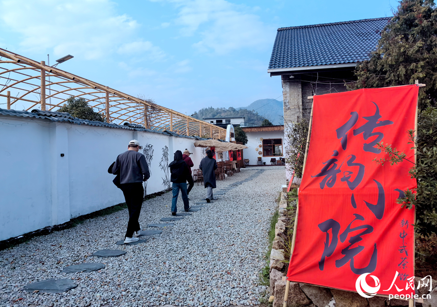 舊茶廠改造后的“傳韻小院”新中式茶館。人民網(wǎng)記者 林曉麗攝