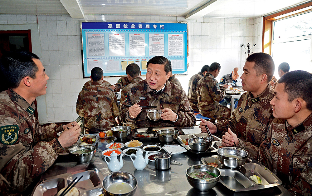 2014年1月26日，習(xí)近平主席專程來(lái)到內(nèi)蒙古軍區(qū)邊防某部，親切看望慰問戍邊官兵。這是在連隊(duì)食堂，習(xí)近平主席同戰(zhàn)士們一起用餐。