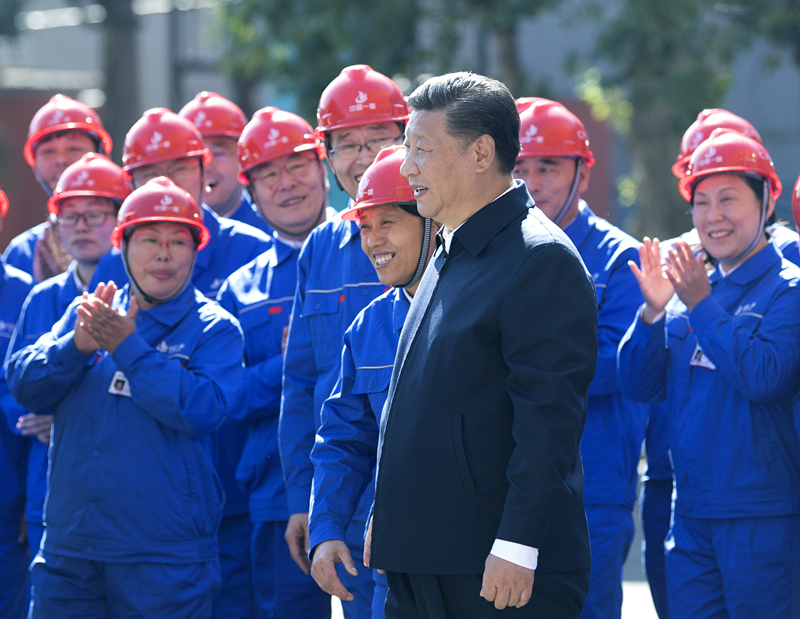 2018年9月26日，在中國(guó)一重集團(tuán)，習(xí)近平總書記走到工人中間，同大家親切交流。