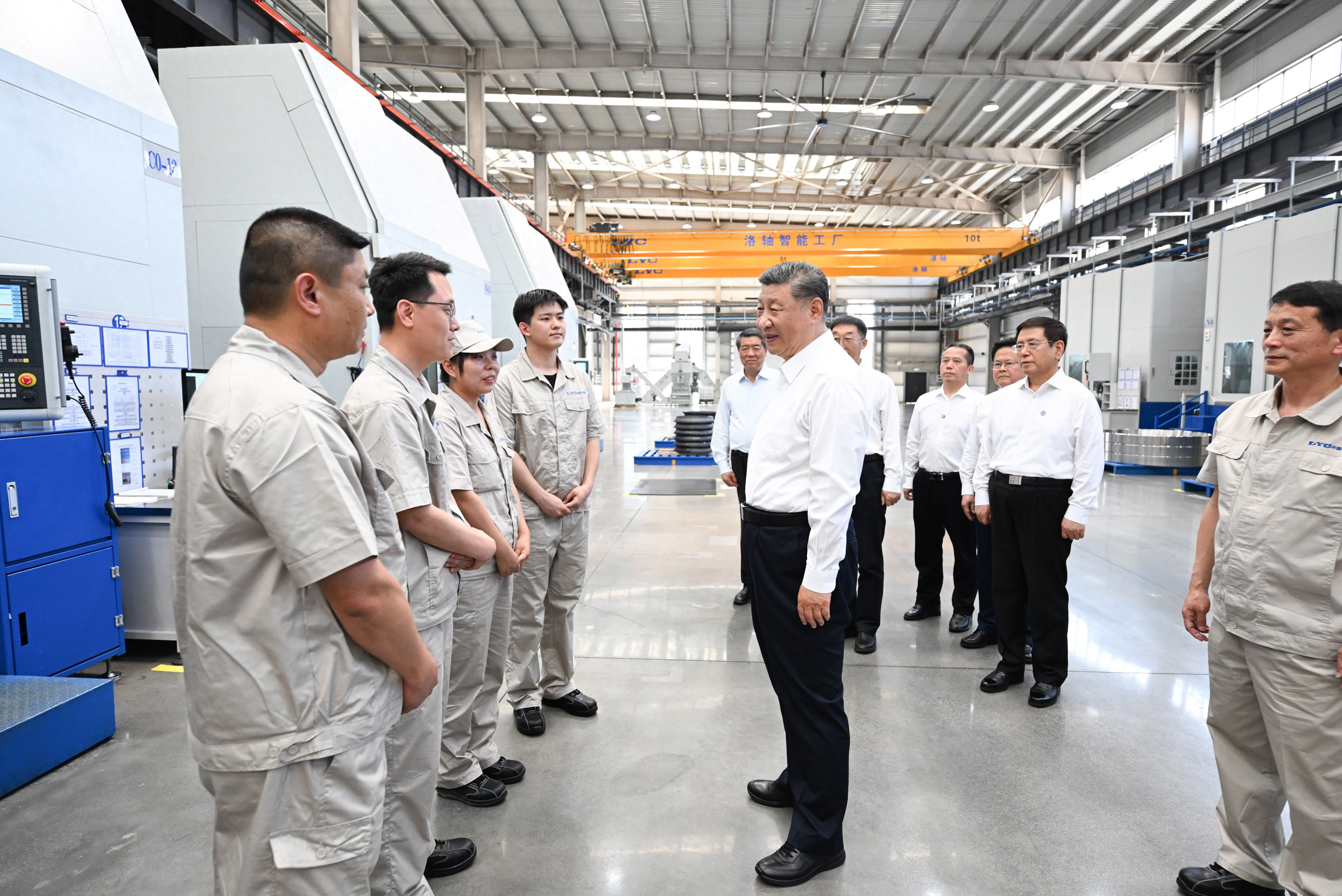 5月19日至20日，中共中央總書記、國家主席、中央軍委主席習(xí)近平在河南考察。這是19日下午，習(xí)近平在洛陽軸承集團股份有限公司智能工廠考察時，同企業(yè)職工親切交流。新華社記者 燕雁 攝