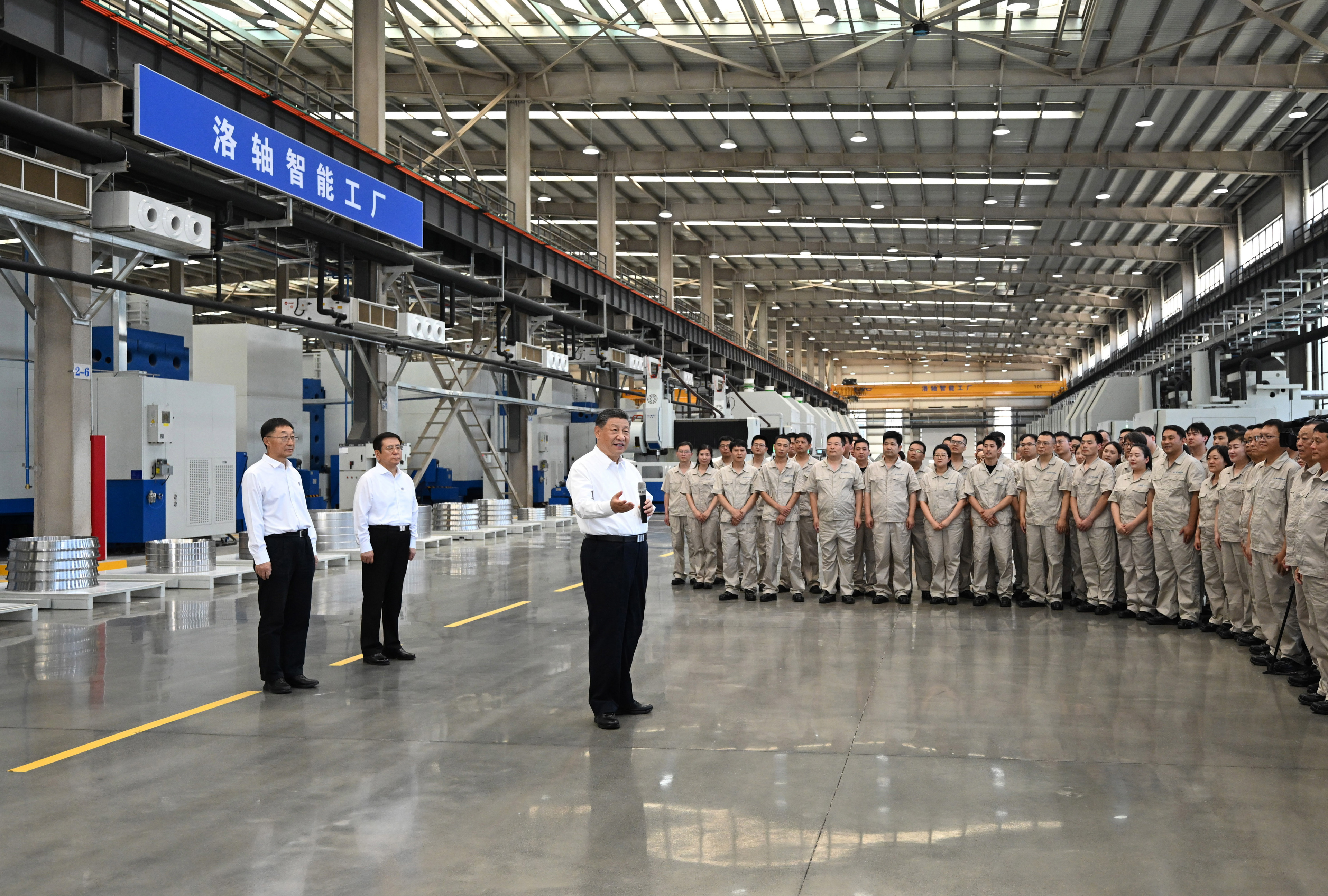 5月19日至20日，中共中央總書記、國家主席、中央軍委主席習近平在河南考察。這是19日下午，習近平在洛陽軸承集團股份有限公司智能工廠考察時，同企業(yè)職工親切交流。新華社記者 燕雁 攝