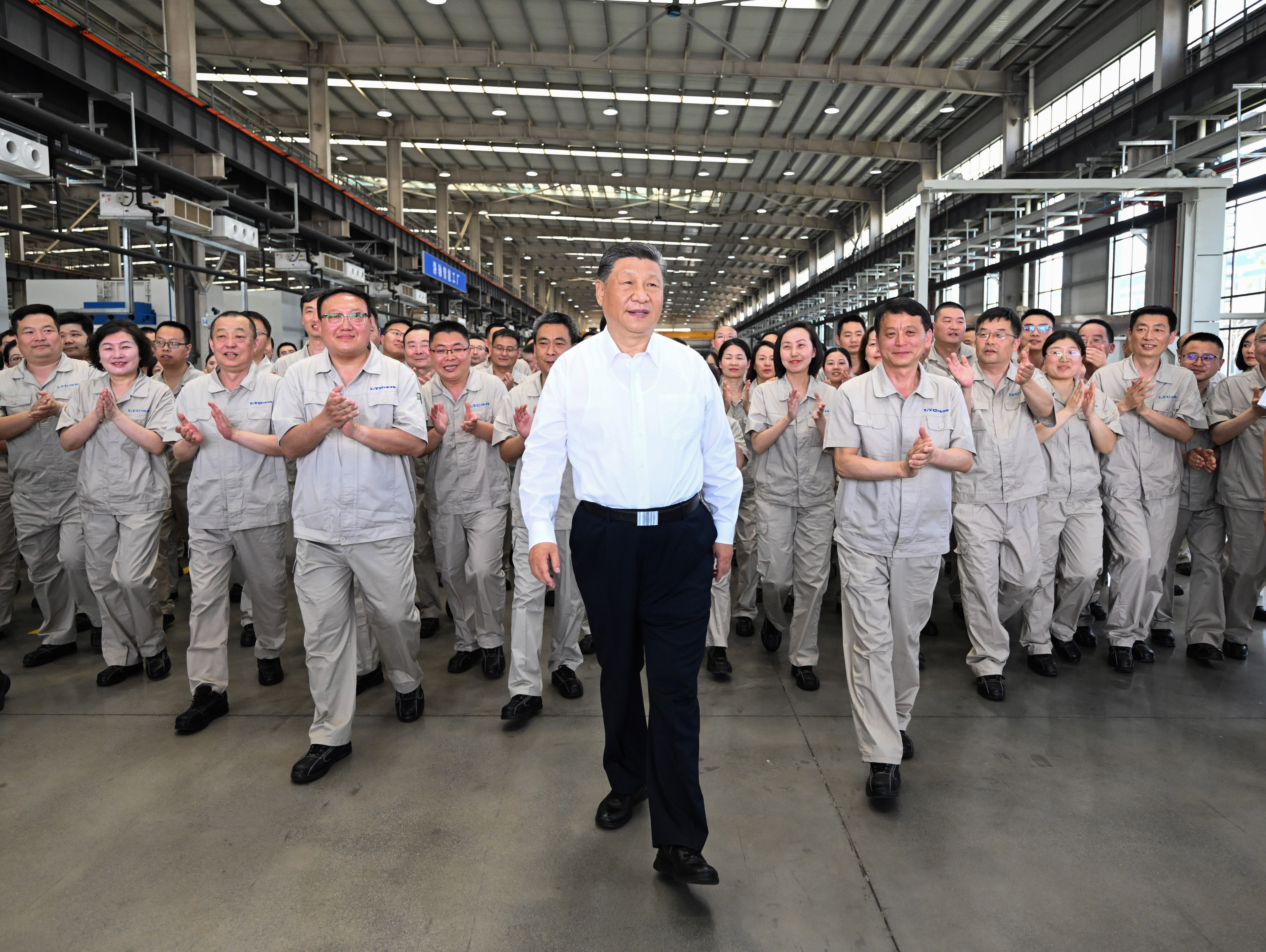 月19日至20日，中共中央總書記、國家主席、中央軍委主席習(xí)近平在河南考察。這是19日下午，習(xí)近平在洛陽軸承集團股份有限公司智能工廠考察時，同企業(yè)職工在一起。新華社記者 燕雁 攝