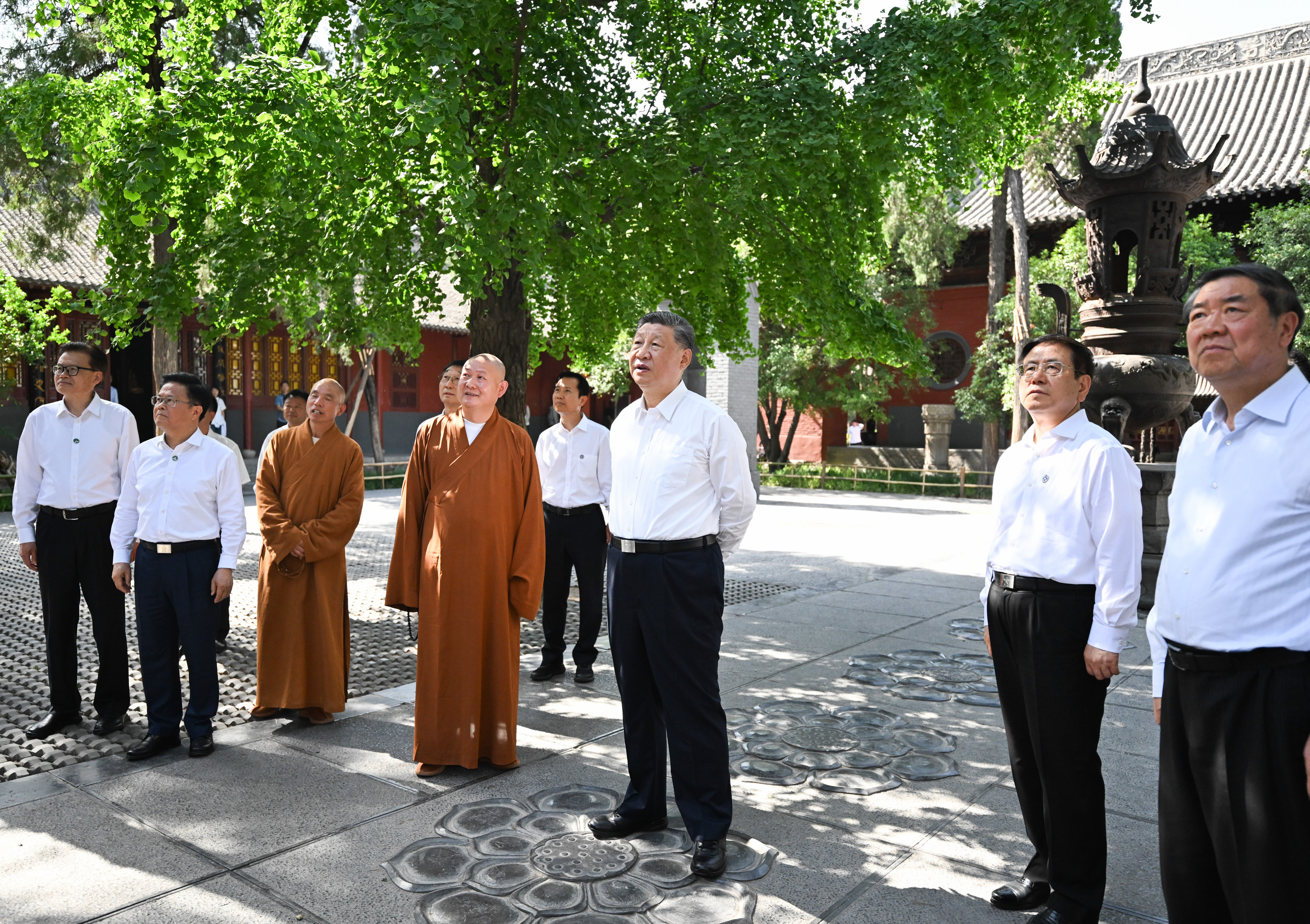5月19日至20日，中共中央總書記、國家主席、中央軍委主席習(xí)近平在河南考察。這是19日下午，習(xí)近平在洛陽白馬寺考察。新華社記者 燕雁 攝