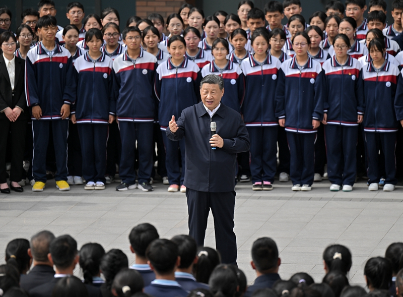 2024年6月18日，習(xí)近平總書記在青海果洛西寧民族中學(xué)考察時(shí)，同師生們親切交流。