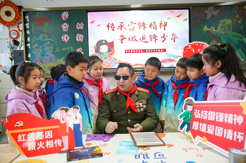 2025年3月3日，江蘇南通如皋市安定小學(xué)里，傷殘軍人許波銀在思政小課堂上向?qū)W生講述雷鋒故事。