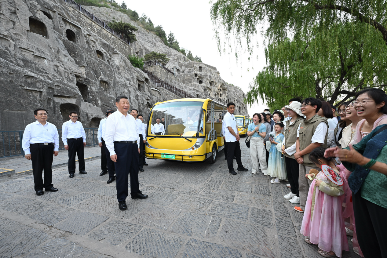 5月19日，習(xí)近平在洛陽龍門石窟考察時(shí)，同游客親切交流。