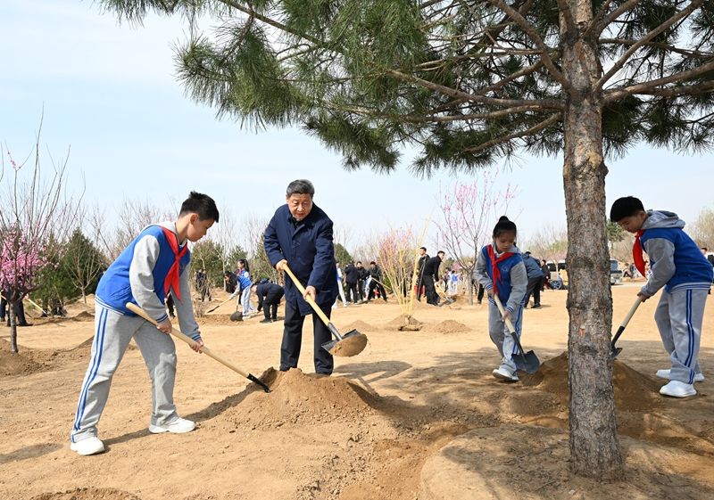 2025年4月3日，習(xí)近平總書記來到北京豐臺區(qū)永定河畔參加首都義務(wù)植樹活動。