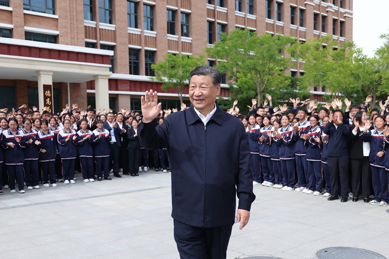 2024年6月18日，習(xí)近平總書記在青海果洛西寧民族中學(xué)考察時，向師生們揮手致意。