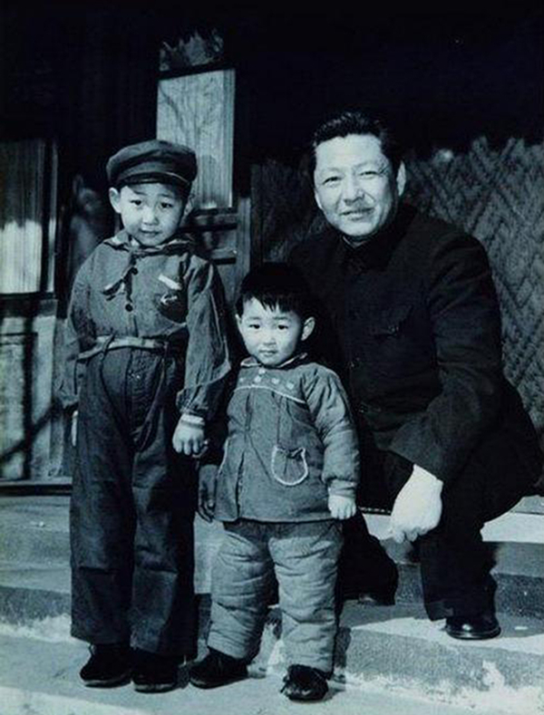 1958年，習(xí)仲勛與兒子習(xí)近平、習(xí)遠(yuǎn)平在一起。