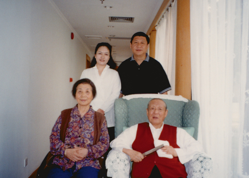 習(xí)近平與夫人彭麗媛同父親習(xí)仲勛、母親齊心的合影。