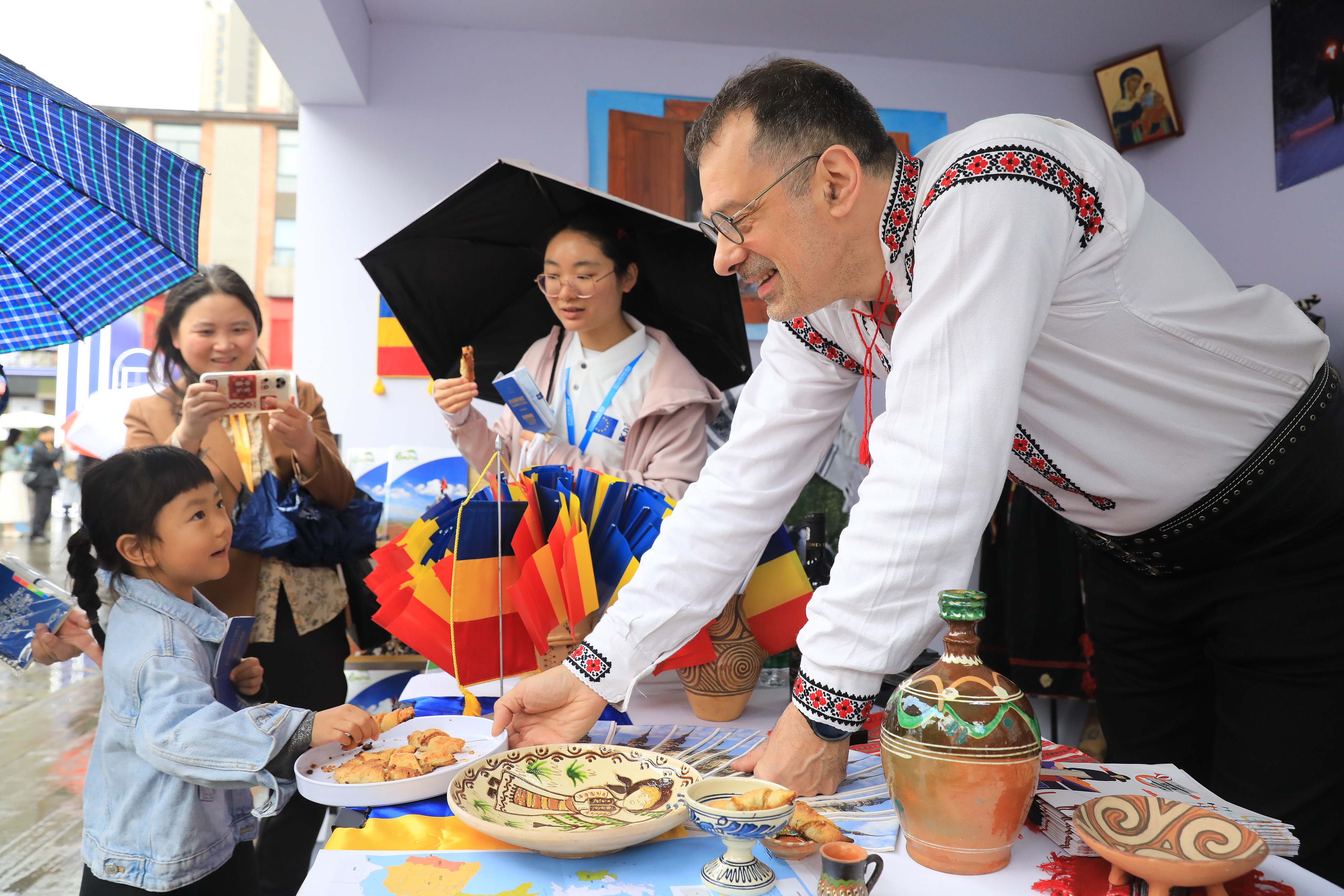 2025年4月12日，四川省成都市“2025成都·歐洲文化季”活動融匯藝術(shù)、音樂、美食與互動體驗，為民眾打造了一場“沉浸式”文化嘉年華。