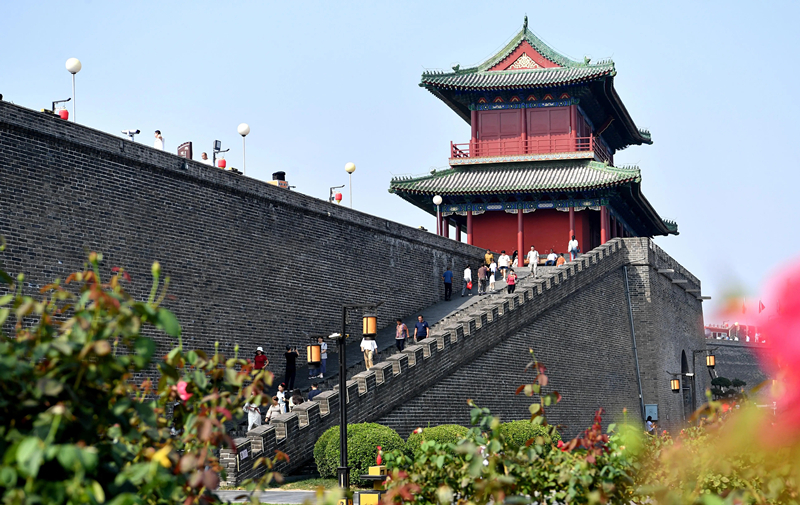 2024年9月16日，游客在河北省石家莊市正定古城游玩。