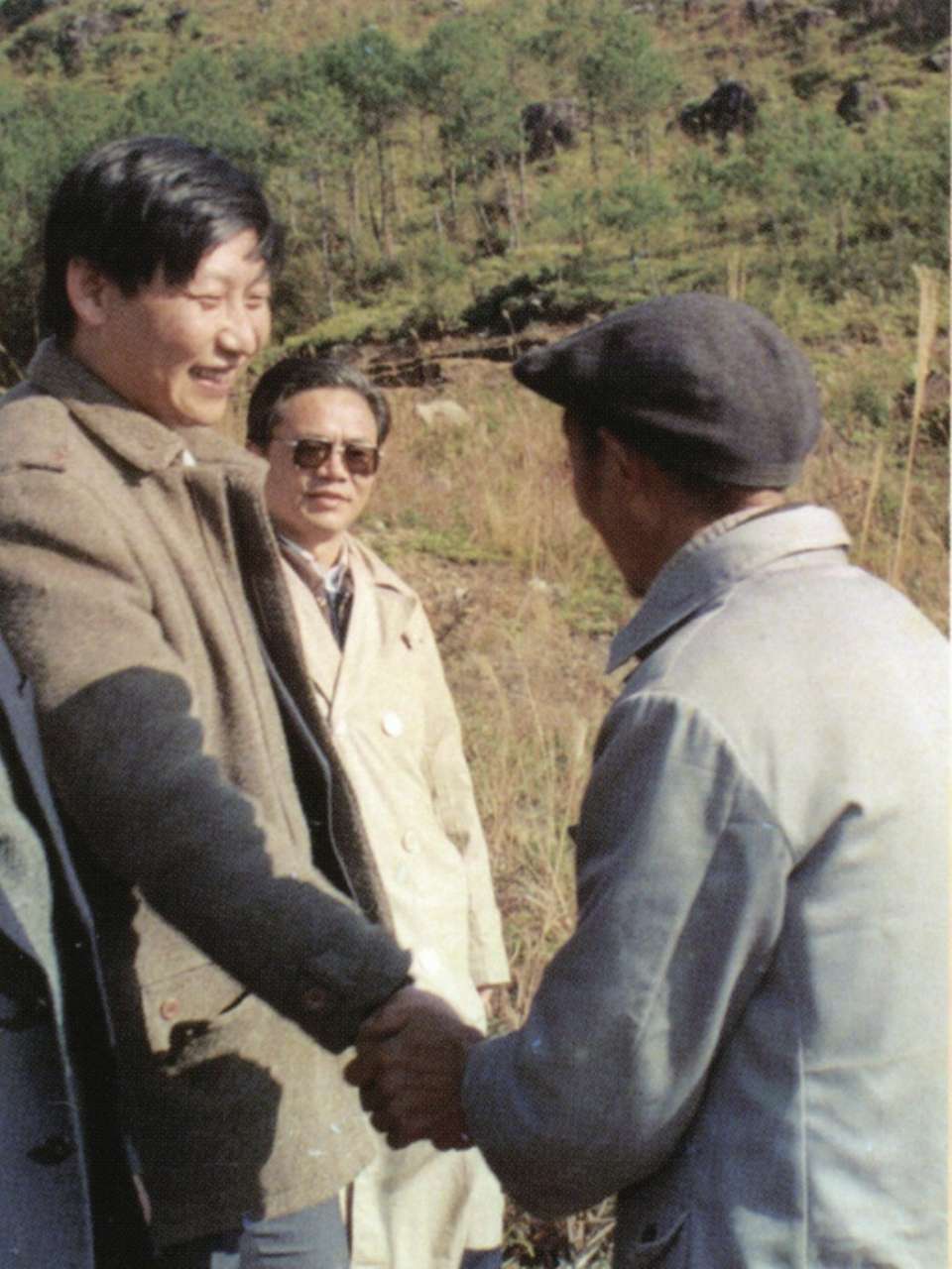 1989年1月，習近平到周寧縣走訪種林專業(yè)戶。（圖源：《習近平在寧德》）