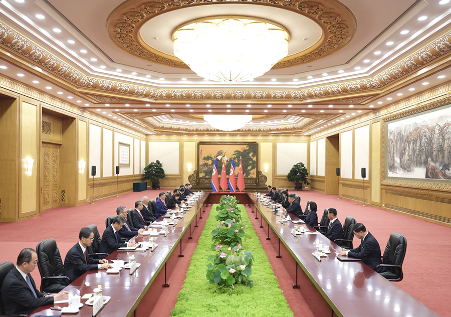 9月4日晚，中共中央總書記、國家主席習近平在北京人民大會堂同來華出席紀念中國人民抗日戰(zhàn)爭暨世界反法西斯戰(zhàn)爭勝利80周年活動的朝鮮勞動黨總書記、國務委員長金正恩舉行會談。