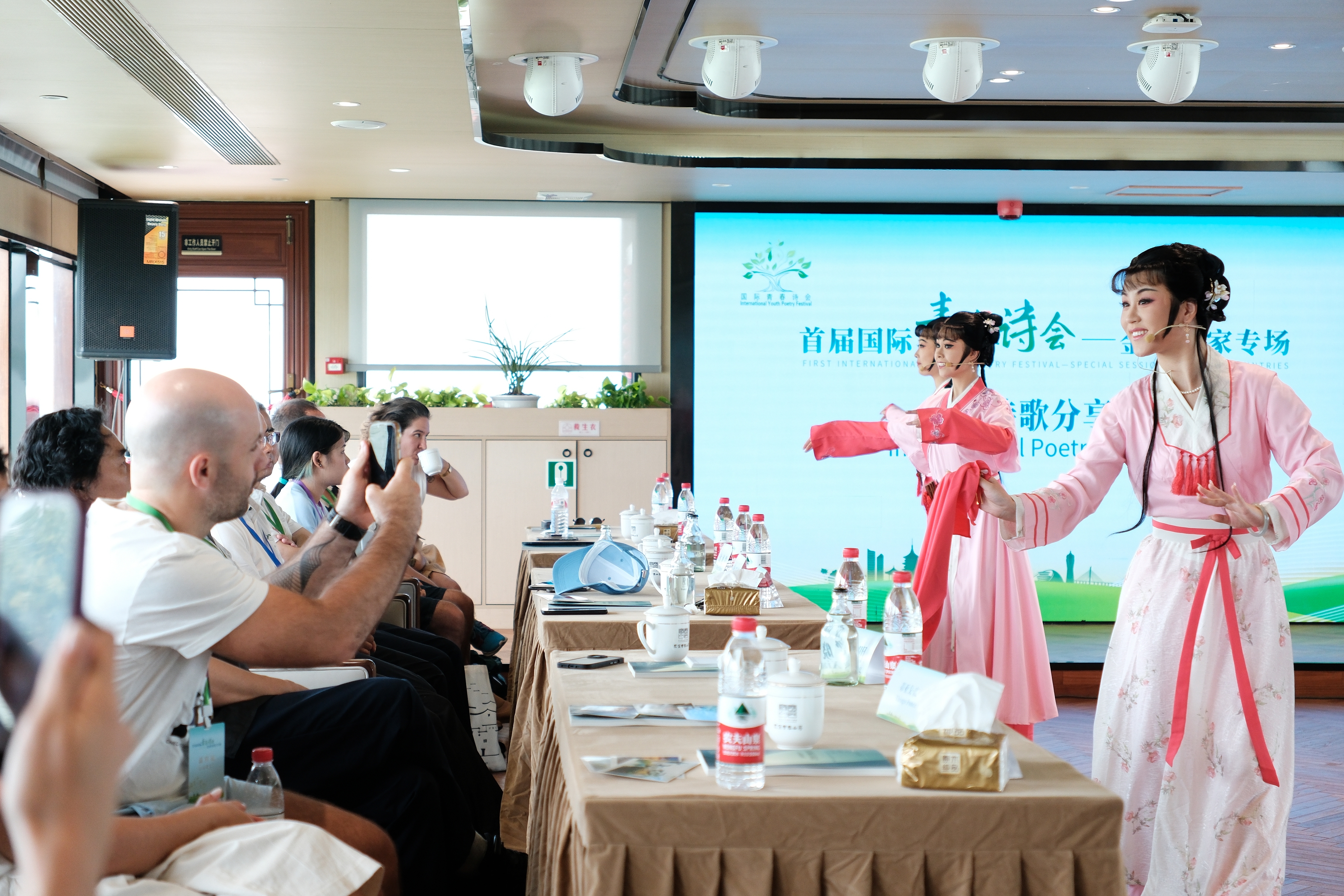 2024年7月21日，浙江杭州，金磚國家外國友人欣賞越劇《富陽新曲》。