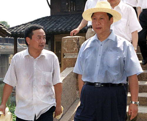 2005年8月3日，習(xí)近平在浙江嘉興桐鄉(xiāng)市烏鎮(zhèn)調(diào)研古鎮(zhèn)保護(hù)工作。資料圖片