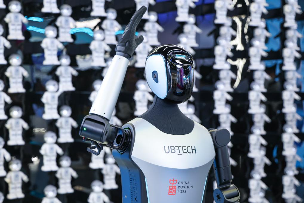 △ 2025年4月23日，在深圳優(yōu)必選科技展廳內(nèi)，商用版人形機器人Walker C向觀眾揮手致意。