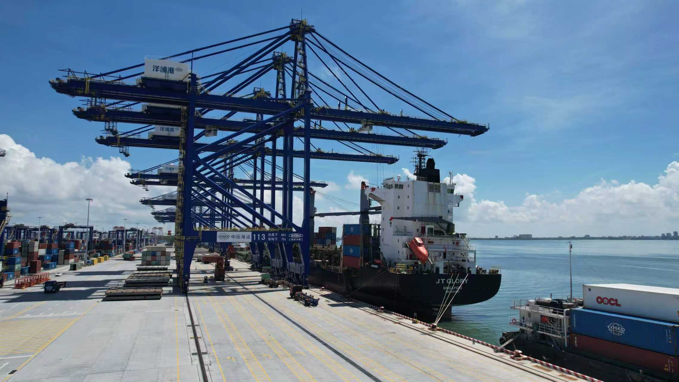 海南洋浦國(guó)際集裝箱碼頭。人民網(wǎng)記者 孟凡盛攝