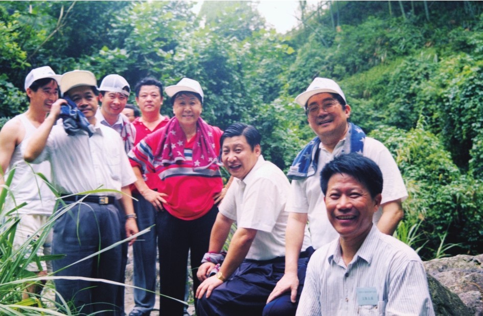 1999年6月，習(xí)近平在福州森林公園參加紀(jì)念毛主席“發(fā)展體育運(yùn)動(dòng)，增強(qiáng)人民體質(zhì)”題詞47周年登山健身活動(dòng)。（圖片來(lái)源：《習(xí)近平在福建（下冊(cè)）》