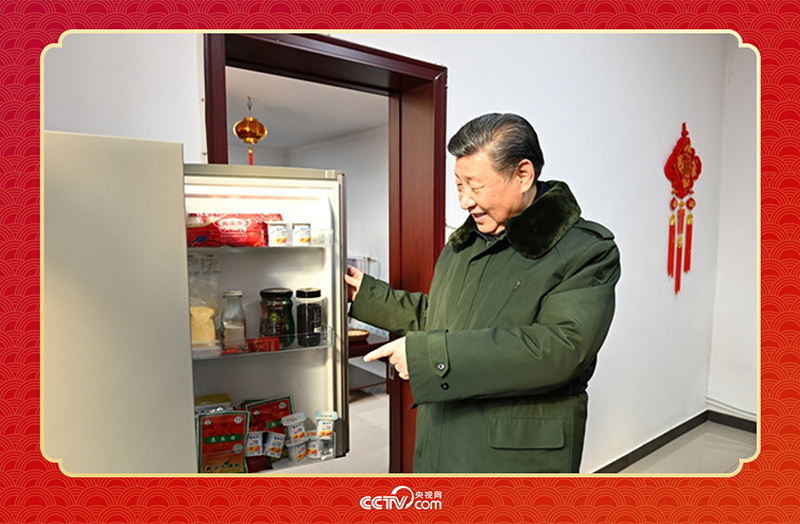 2024年春節(jié)前夕，習(xí)近平總書記在天津第六埠村考察時，走進(jìn)村民杜洪剛家看望。