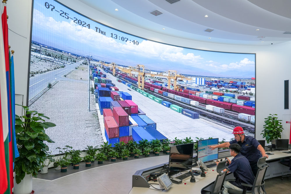 △ 在中哈（連云港）物流合作基地，工作人員通過“中哈物流場站”信息化跟蹤系統(tǒng)查看集裝箱運輸情況（2024年7月25日攝）。