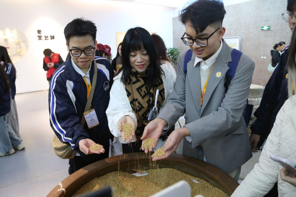 2026年3月30日，參加“紅色研學(xué)之旅”的越南青年在河北參觀新農(nóng)村建設(shè)。