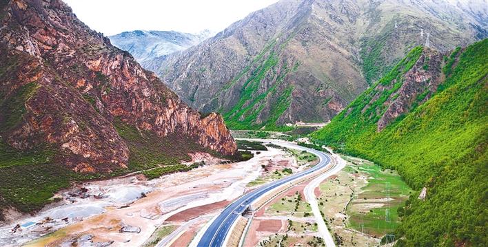 G4218林芝至拉薩高等級公路加色段在大山深處延伸。_jpg.jpg