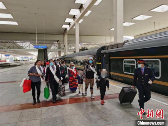 圖為拉薩車站工作人員為西藏先心病患兒和陪同人員提供“綠色”接力幫扶，并開通了專門通道，讓他們快速進(jìn)站上車。拉薩車站 供圖