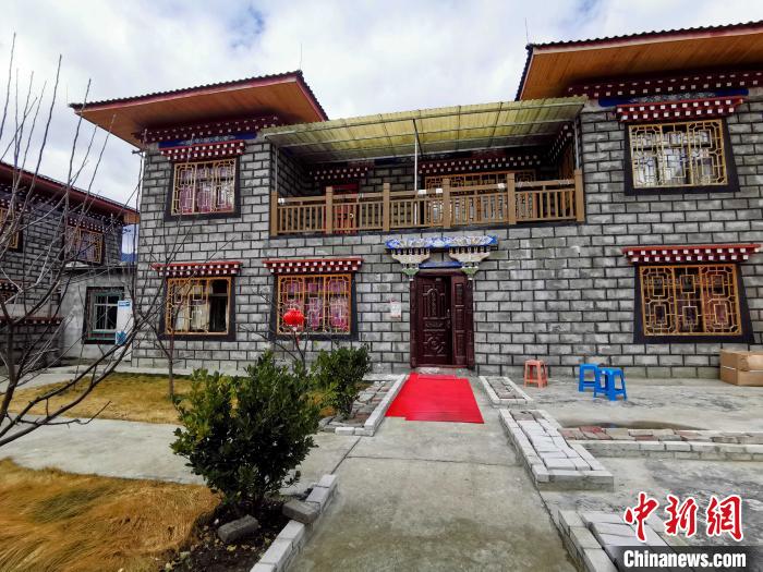 圖為林芝米林縣羌納鄉(xiāng)西嘎村村民家家戶戶發(fā)展庭院經(jīng)濟(jì)，院內(nèi)種滿了各種果樹?！≮w延 攝