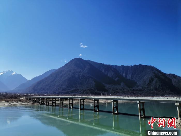 圖為現(xiàn)在已經(jīng)通車的魯霞大橋?！≮w延 攝