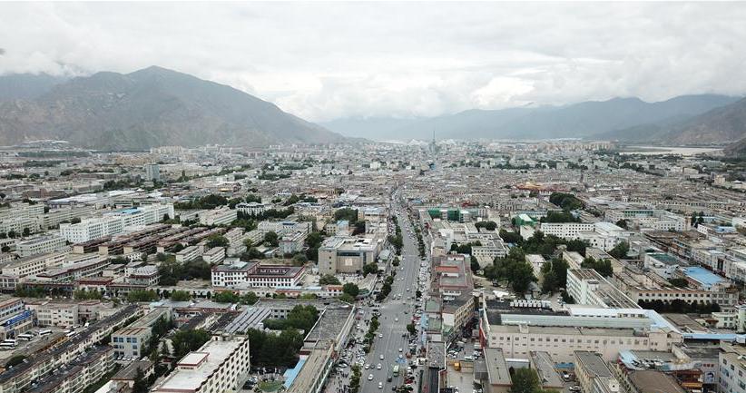8月10日無人機(jī)拍攝的拉薩城市一景。新華社記者 王益亮 攝.jpg
