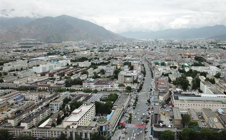 8月10日無人機(jī)拍攝的拉薩城市一景。新華社記者 王益亮 攝.jpg