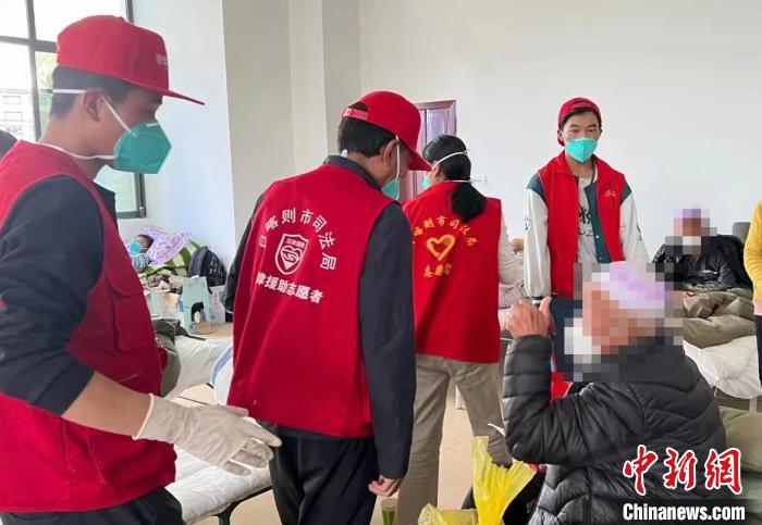 圖為得到妥善安置周到的服務(wù)，患者向志愿者豎起大拇指?！∪湛t市委宣傳部供圖